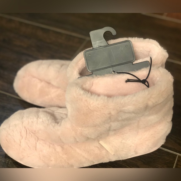 Muk Luks soft pink slippers size 8 - Picture 2 of 7